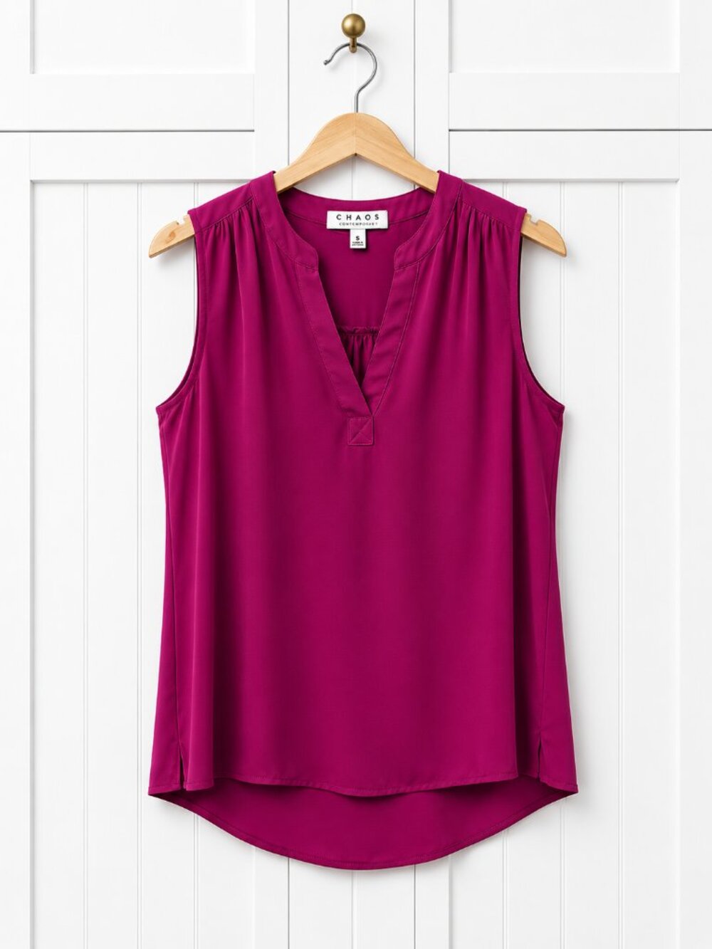 CHAUS New York Fuchsia Sleeveless Blouse Size Medium Flowy V-Neck Career Chic